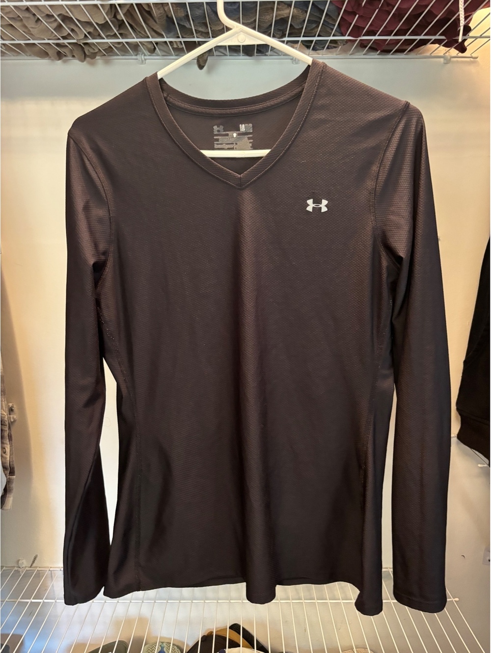 Under Armour Black Long Sleeve V-Neck Performance Shirt Size